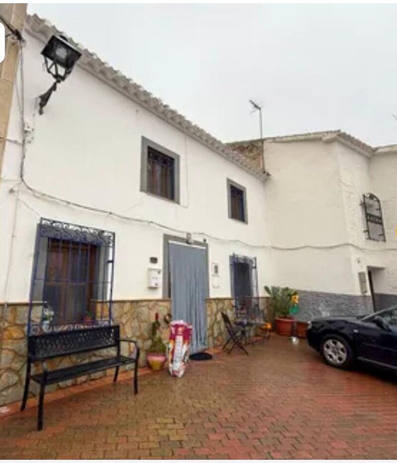 6 bedroom Townhouse for sale