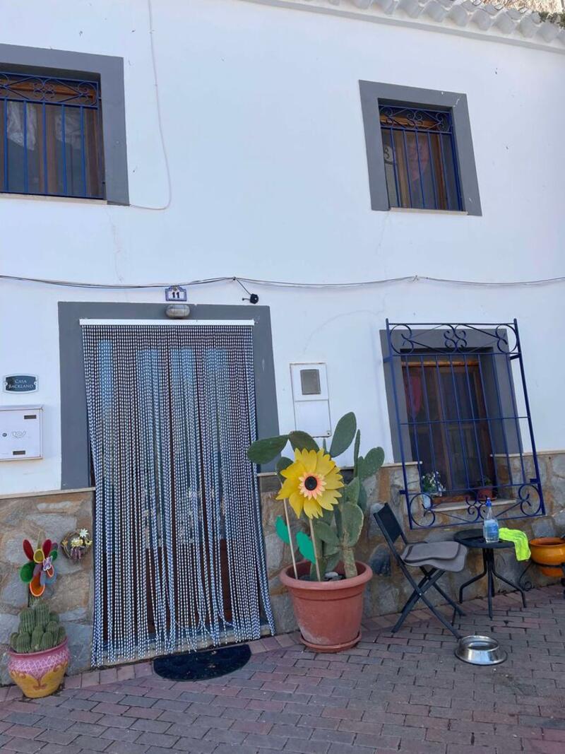 6 bedroom Townhouse for sale
