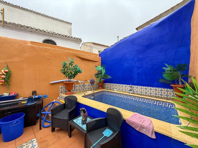 6 bedroom Townhouse for sale