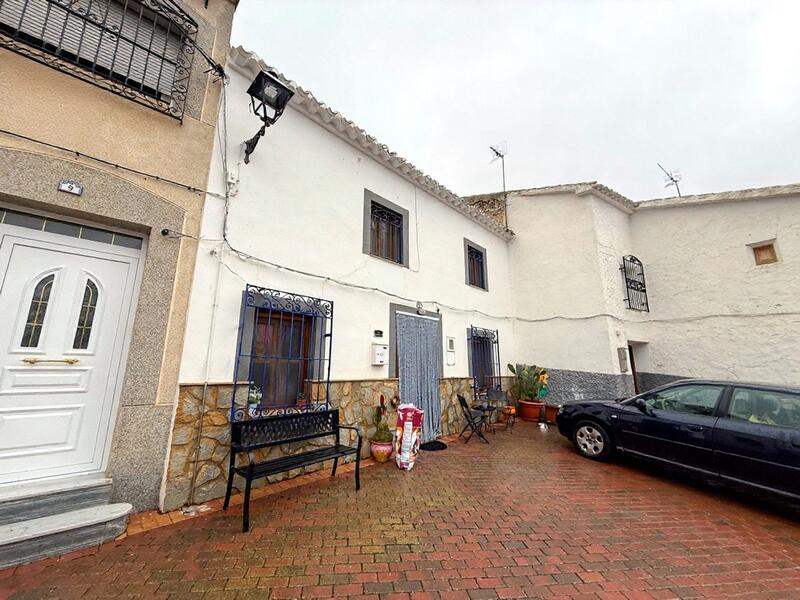 6 bedroom Townhouse for sale