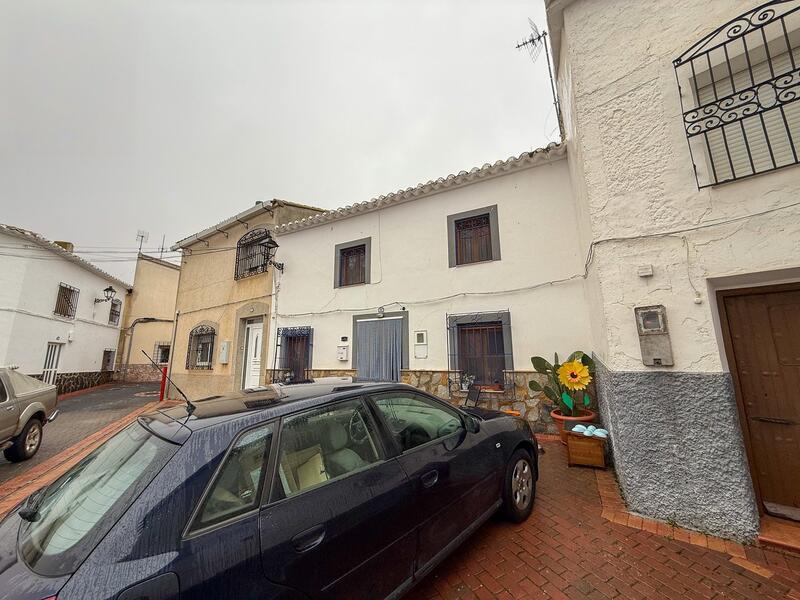 6 bedroom Townhouse for sale