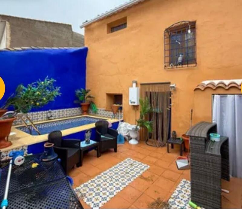 6 bedroom Townhouse for sale
