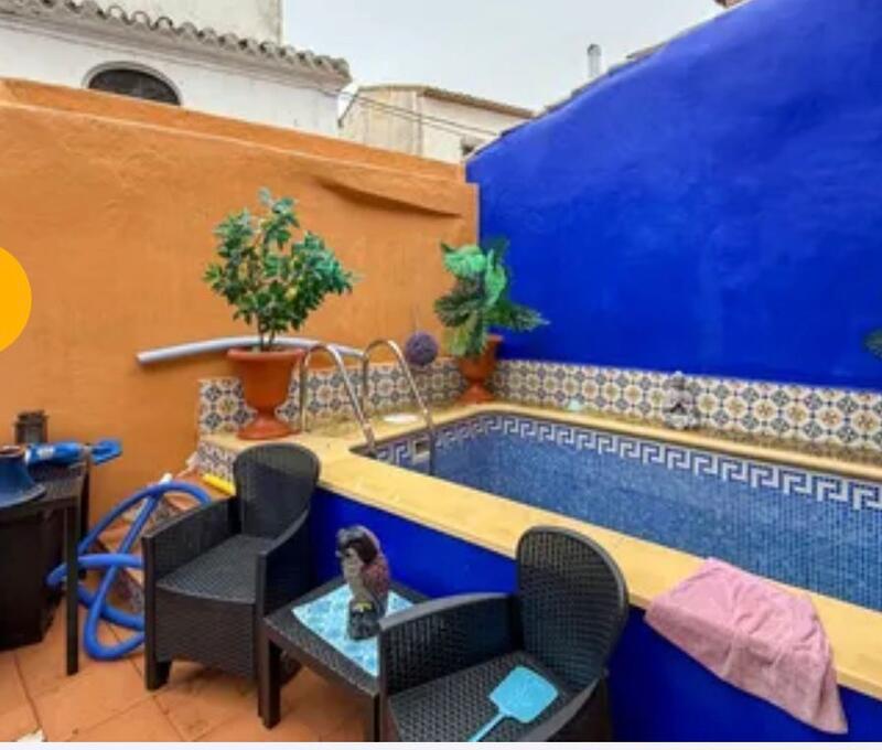 6 bedroom Townhouse for sale