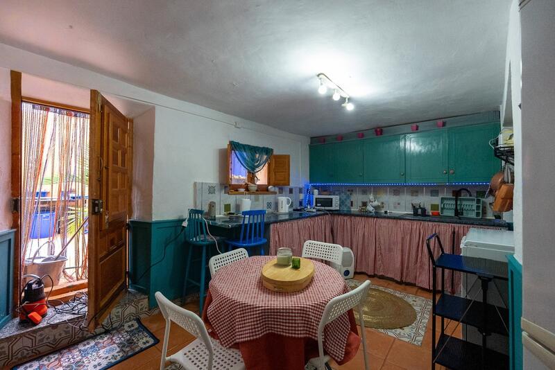6 bedroom Townhouse for sale