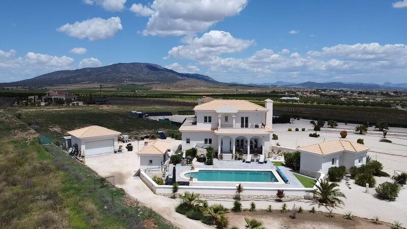 Villa for sale in Pinoso, Alicante