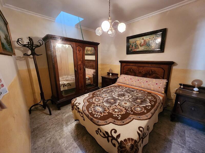 6 bedroom Townhouse for sale