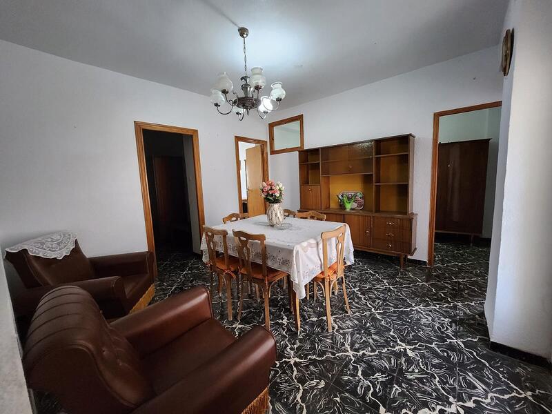 6 bedroom Townhouse for sale