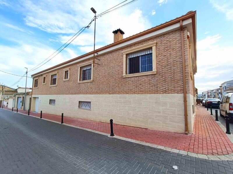 4 bedroom Townhouse for sale