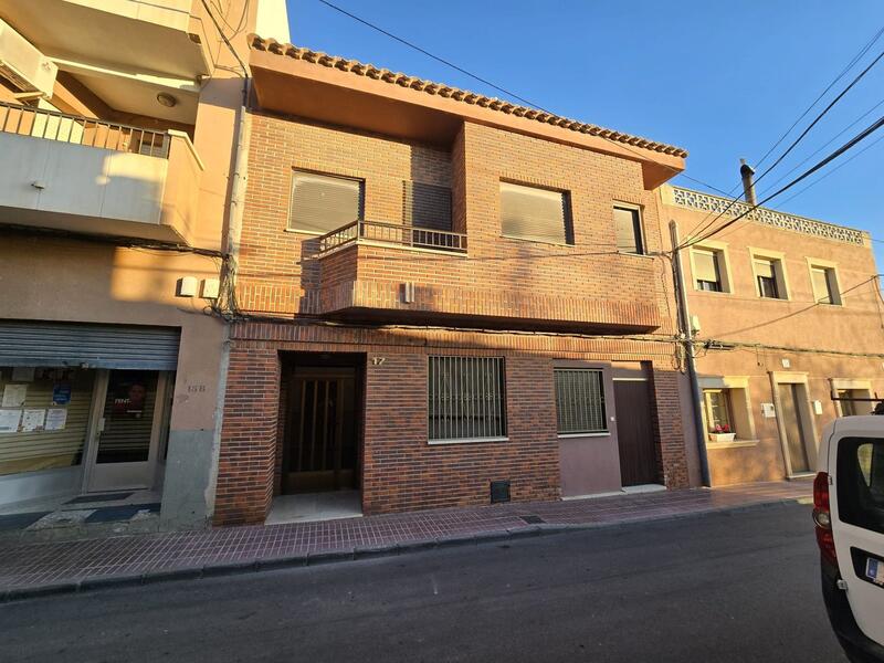 6 bedroom Townhouse for sale