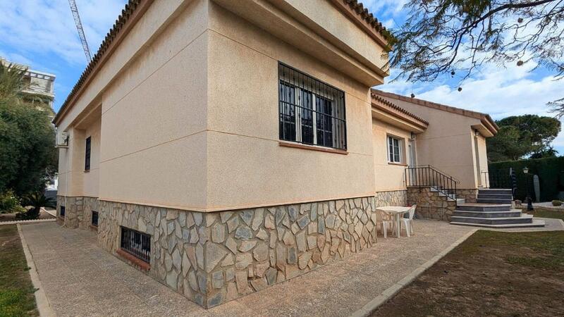 4 спальная комната вилла продается