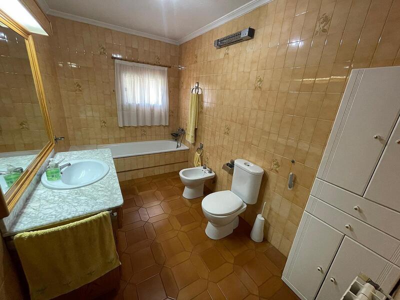 5 bedroom Townhouse for sale