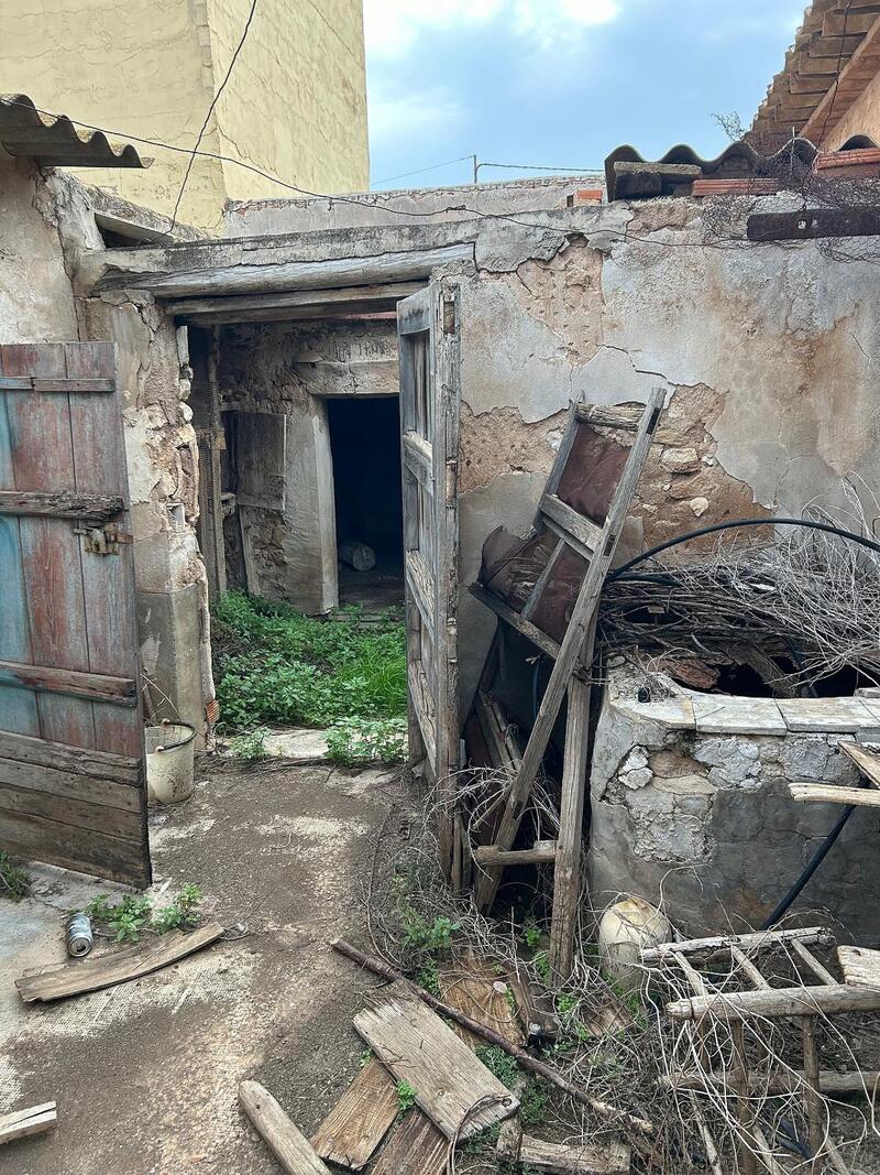 4 спальная комната городская тюрьма продается