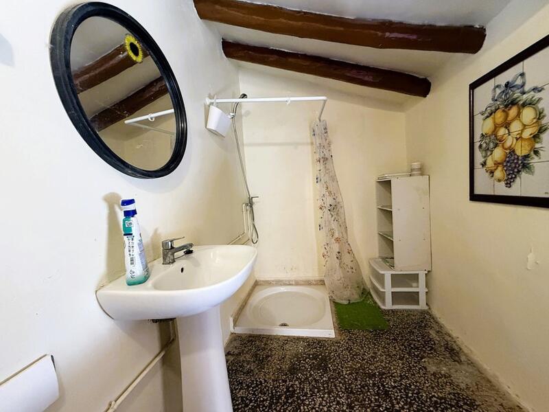 3 спальная комната городская тюрьма продается