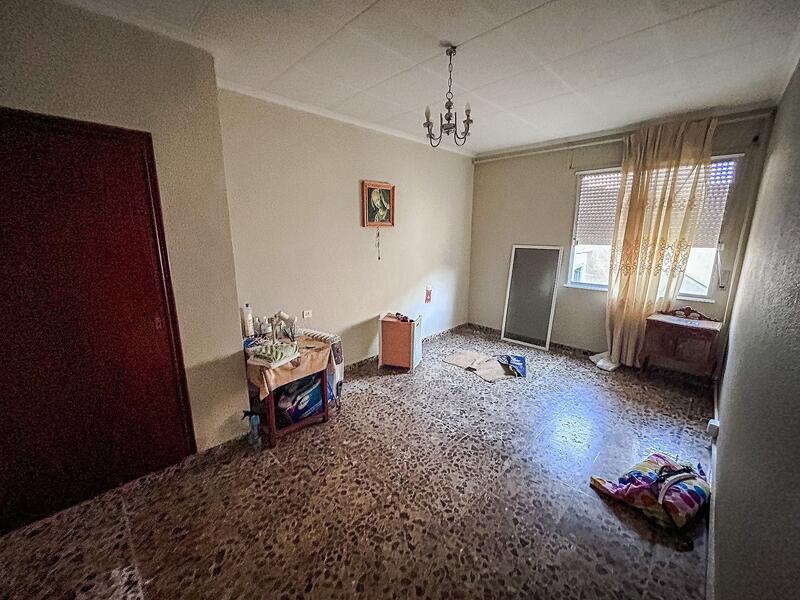 6 bedroom Townhouse for sale