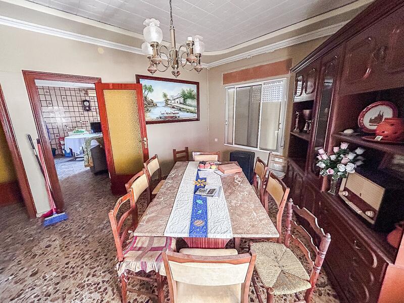 6 bedroom Townhouse for sale