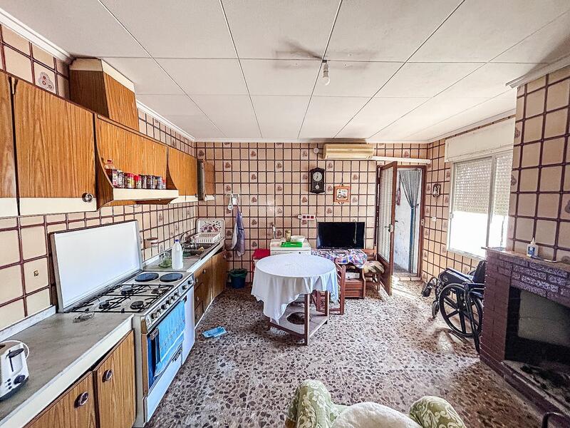 6 bedroom Townhouse for sale