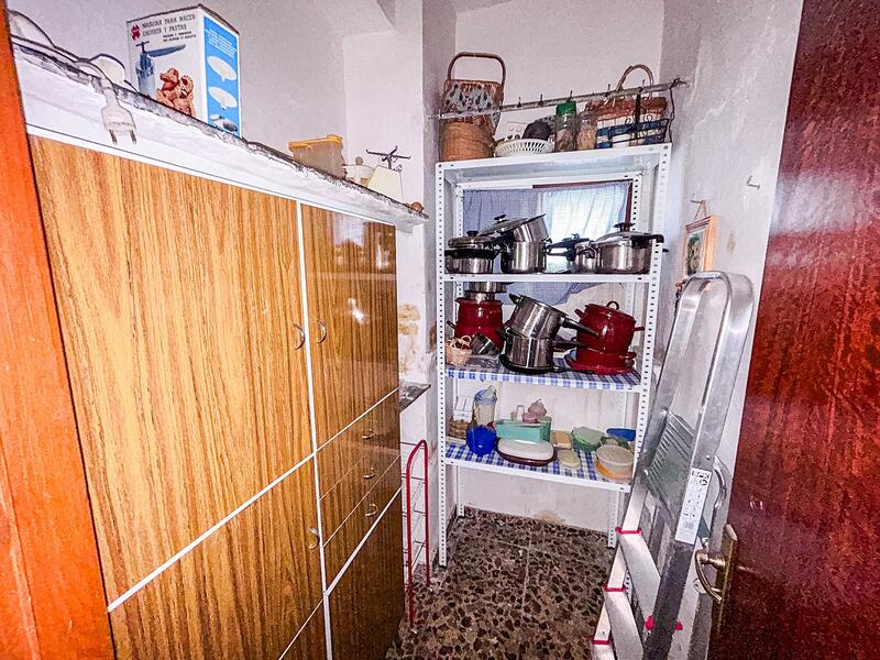 6 bedroom Townhouse for sale