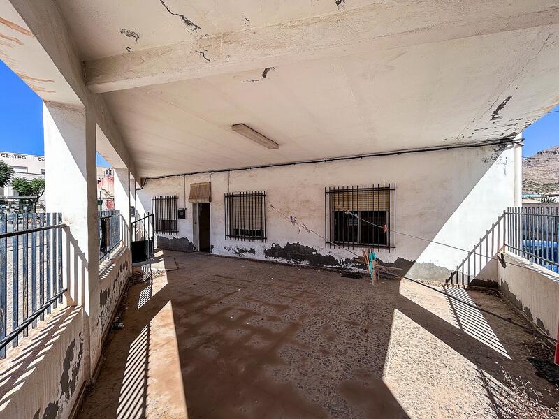 6 bedroom Townhouse for sale