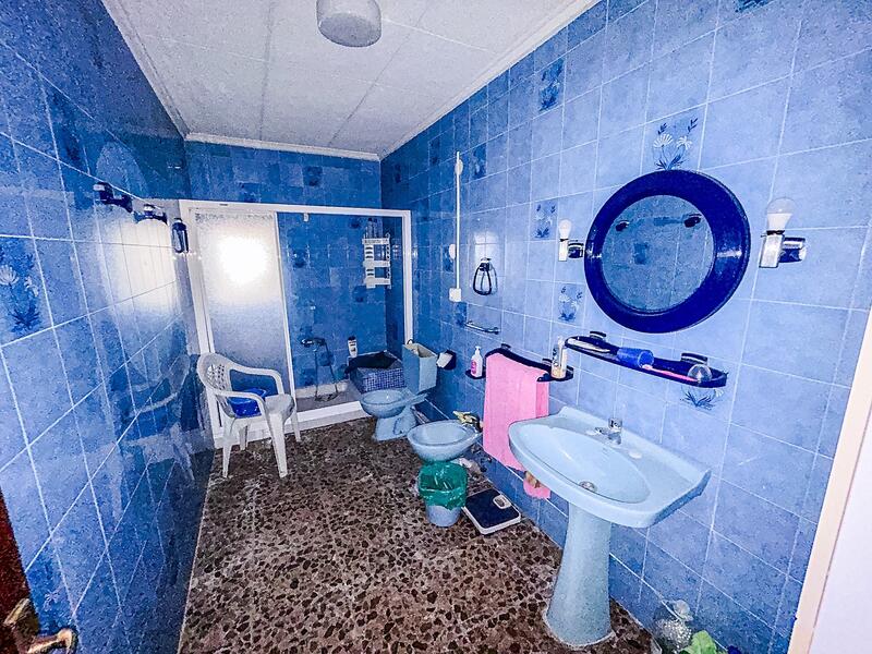 6 bedroom Townhouse for sale