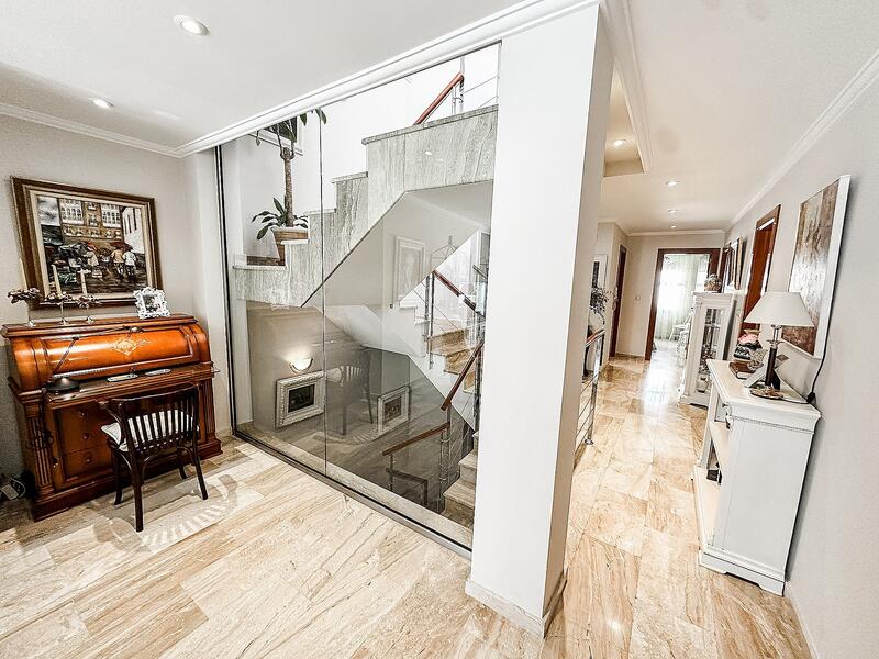 5 bedroom Townhouse for sale