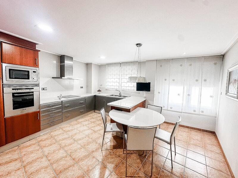 5 bedroom Townhouse for sale