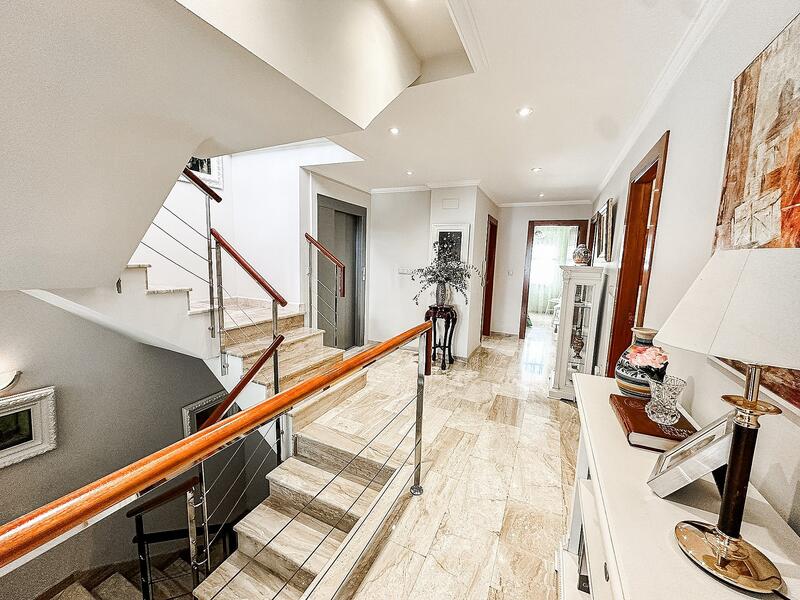 5 bedroom Townhouse for sale