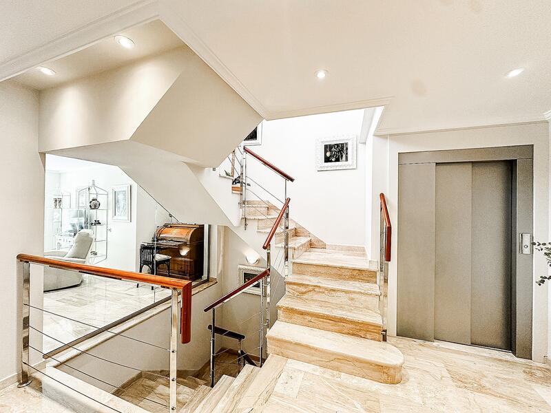 5 bedroom Townhouse for sale