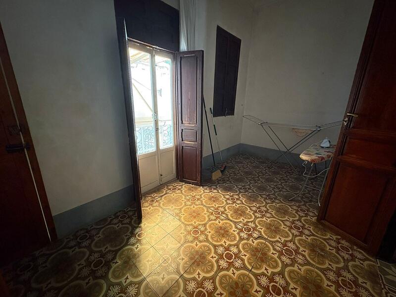 6 bedroom Townhouse for sale