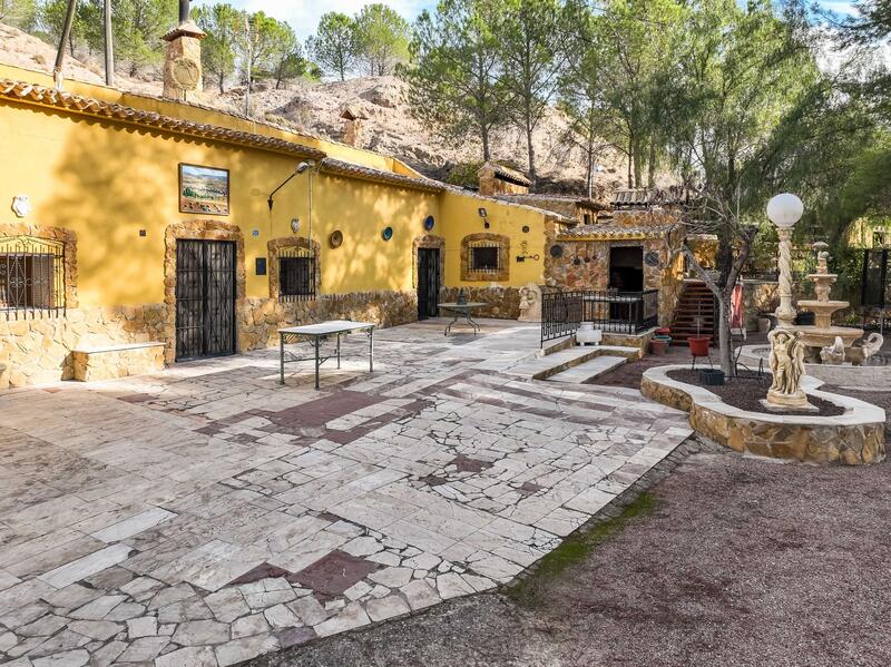 4 soveværelse Grottehus til salg