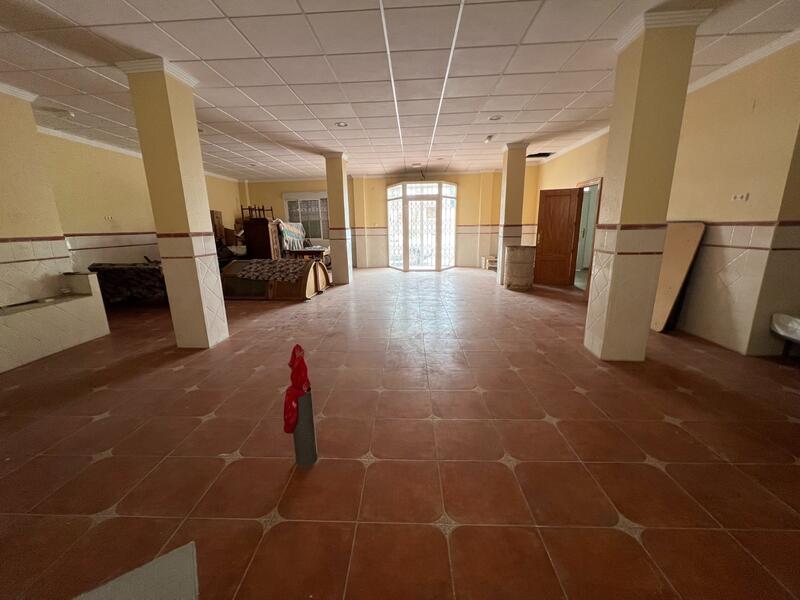 7 bedroom Townhouse for sale