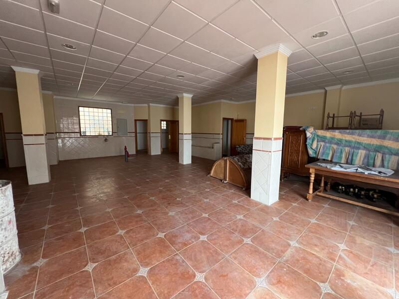 7 bedroom Townhouse for sale