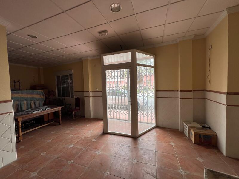 7 bedroom Townhouse for sale