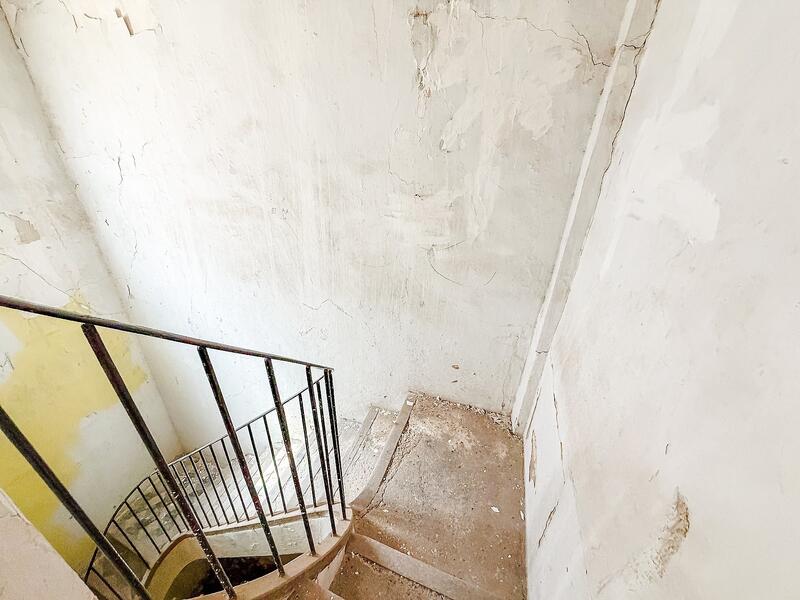 6 bedroom Townhouse for sale