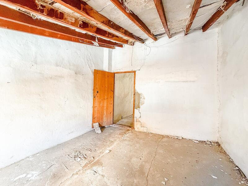 6 bedroom Townhouse for sale