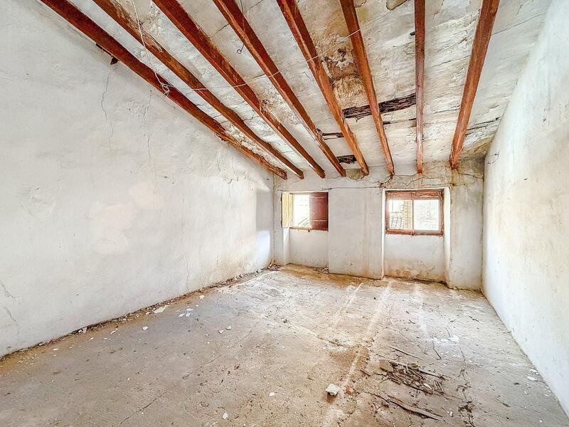 6 bedroom Townhouse for sale