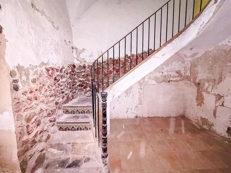 6 bedroom Townhouse for sale