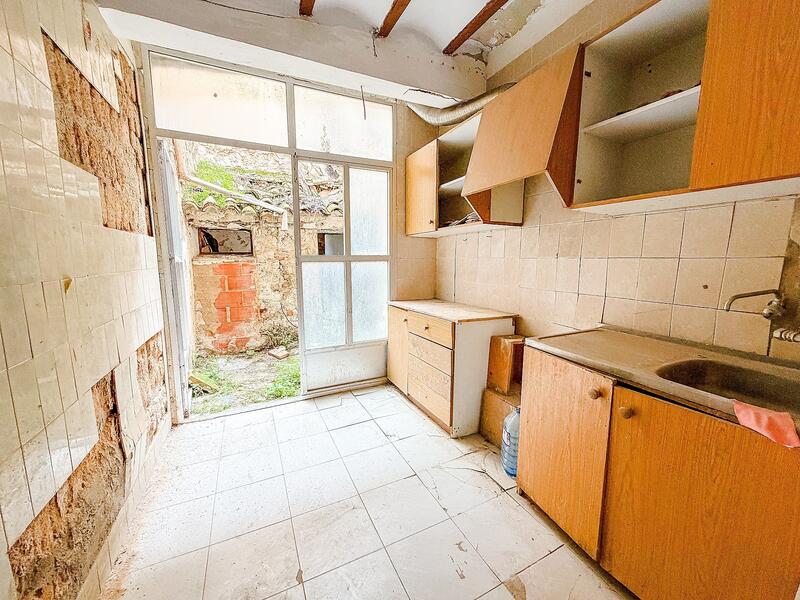 6 bedroom Townhouse for sale