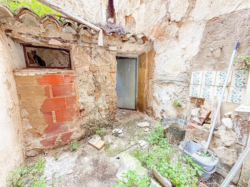 6 bedroom Townhouse for sale