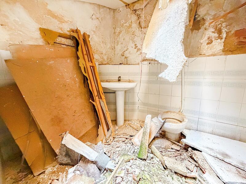 6 bedroom Townhouse for sale