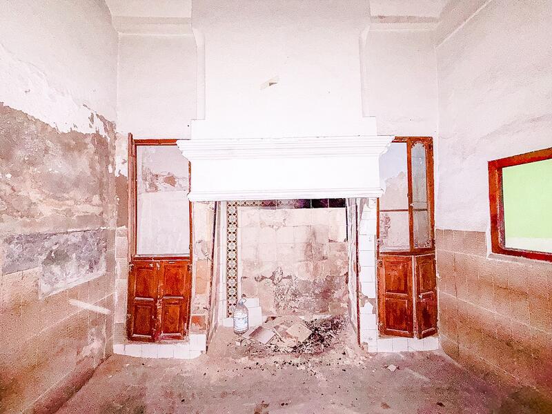 6 bedroom Townhouse for sale