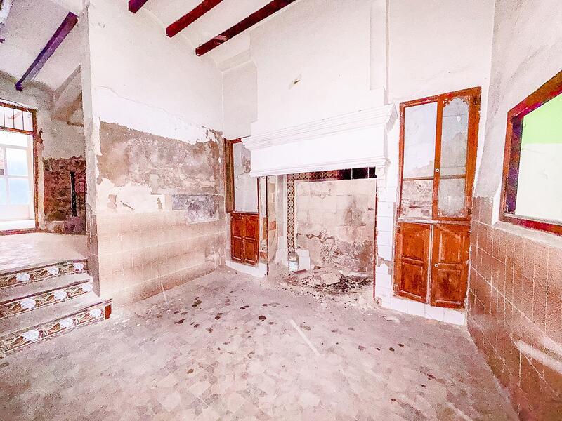 6 bedroom Townhouse for sale