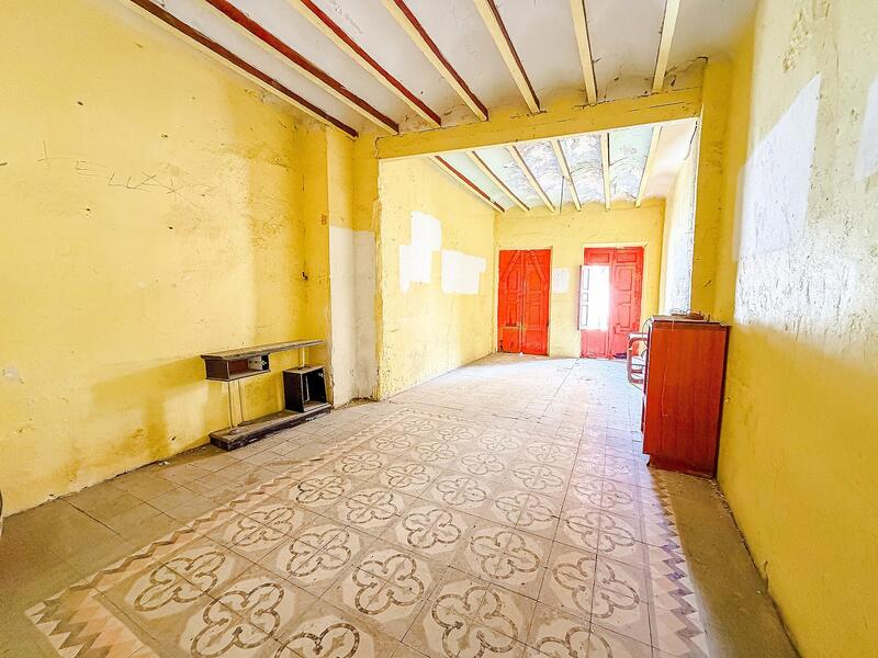 6 bedroom Townhouse for sale