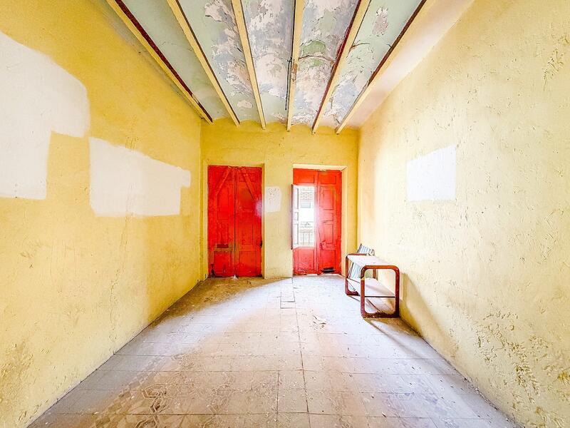 6 bedroom Townhouse for sale