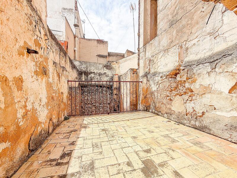 6 bedroom Townhouse for sale