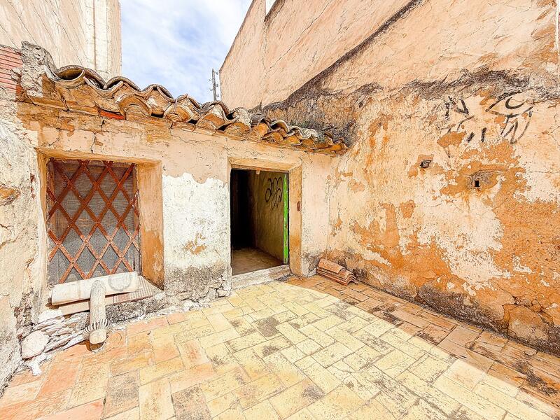 6 bedroom Townhouse for sale