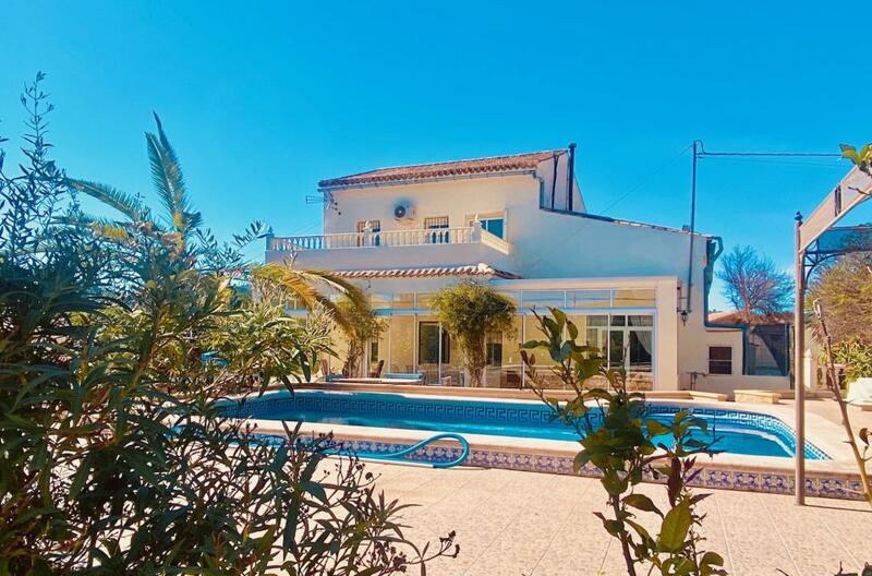 5 bedroom Country House for sale