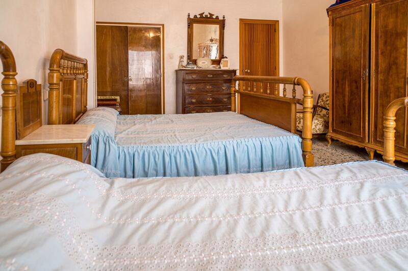 5 bedroom Townhouse for sale