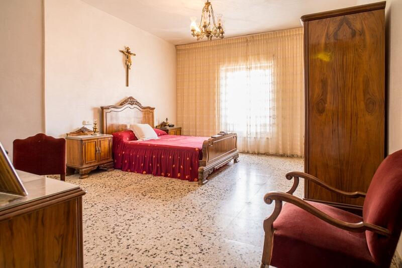 5 bedroom Townhouse for sale