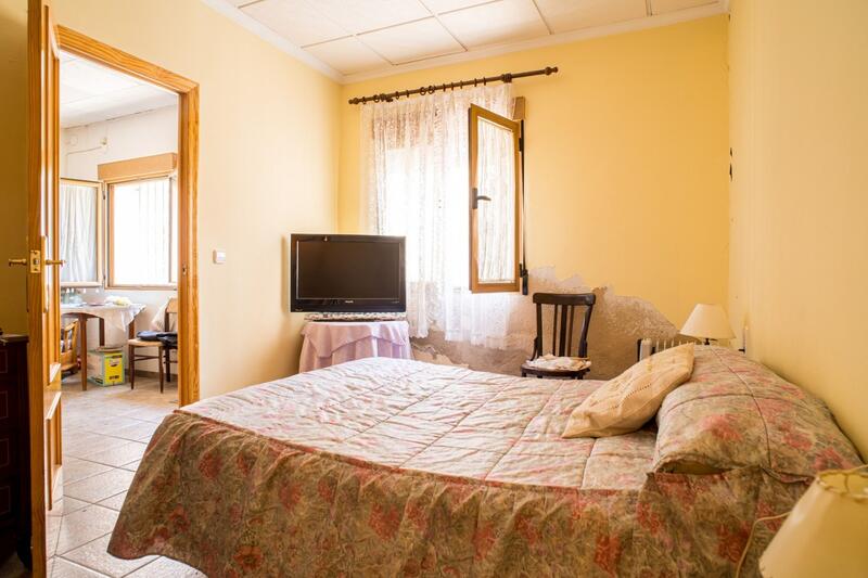 5 bedroom Townhouse for sale