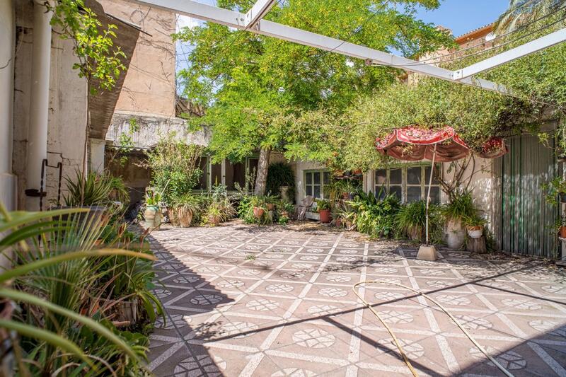 5 bedroom Townhouse for sale